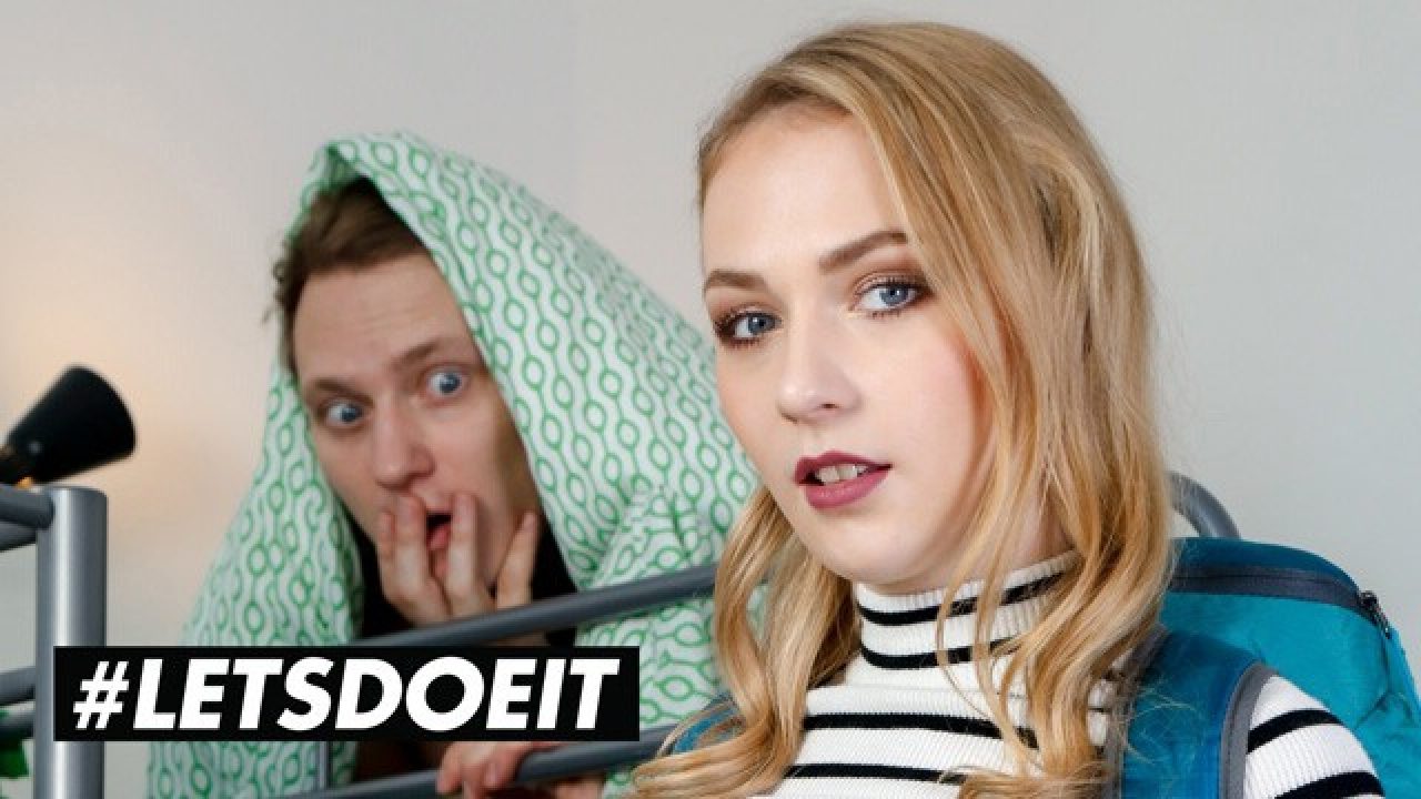 Azdırıcı Sarışın Hatun Oda Arkadaşının Yarağını Emmeye Başladı - Porno İzle
