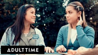 Fantezisi İçin Oda Arkadaşını Sevişmeye İkna Ediyor