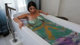 Temizlikçi Kızı Küvette Çıplak Yakalayınca Domaltıp Gömüyor